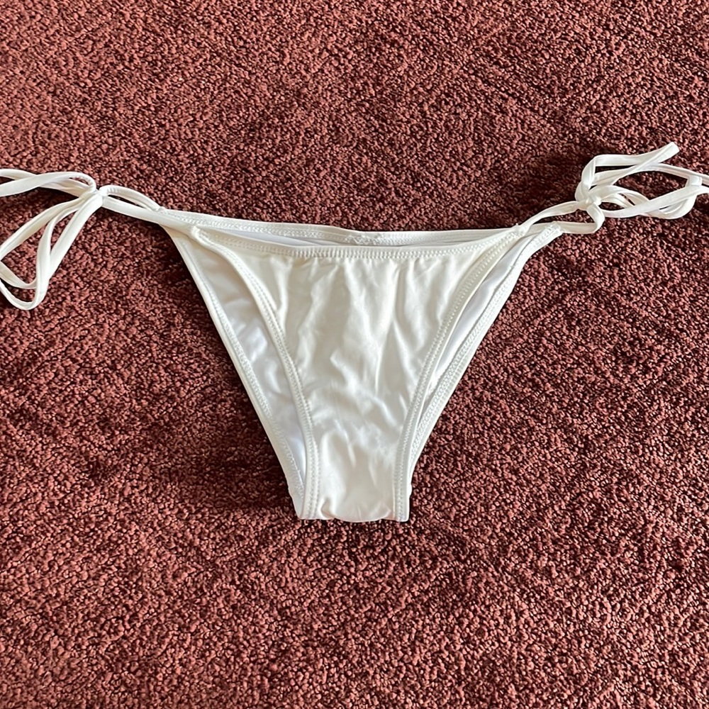 Side tie bikini bottoms